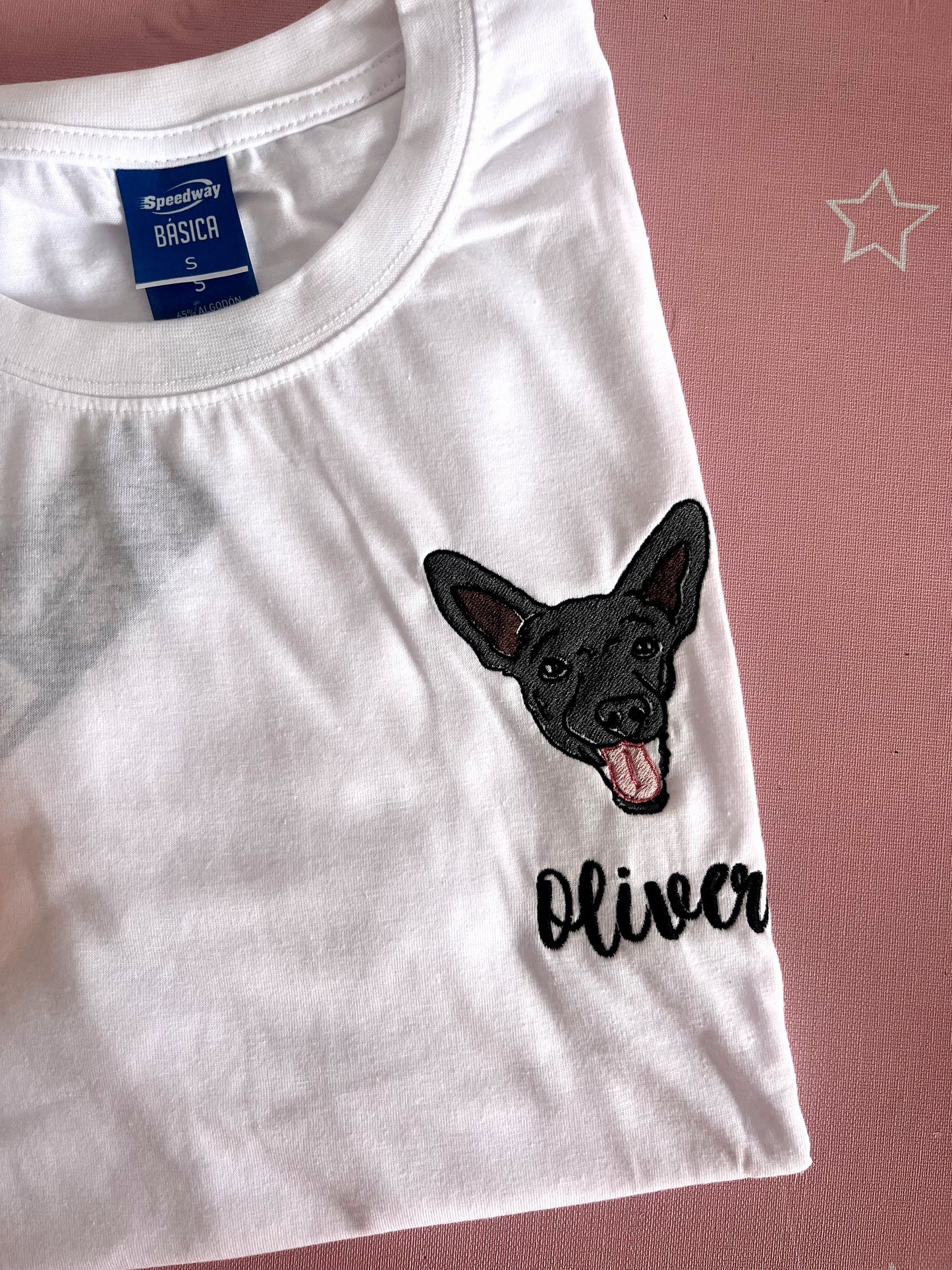 REMERA MASCOTA BORDADA A COLOR