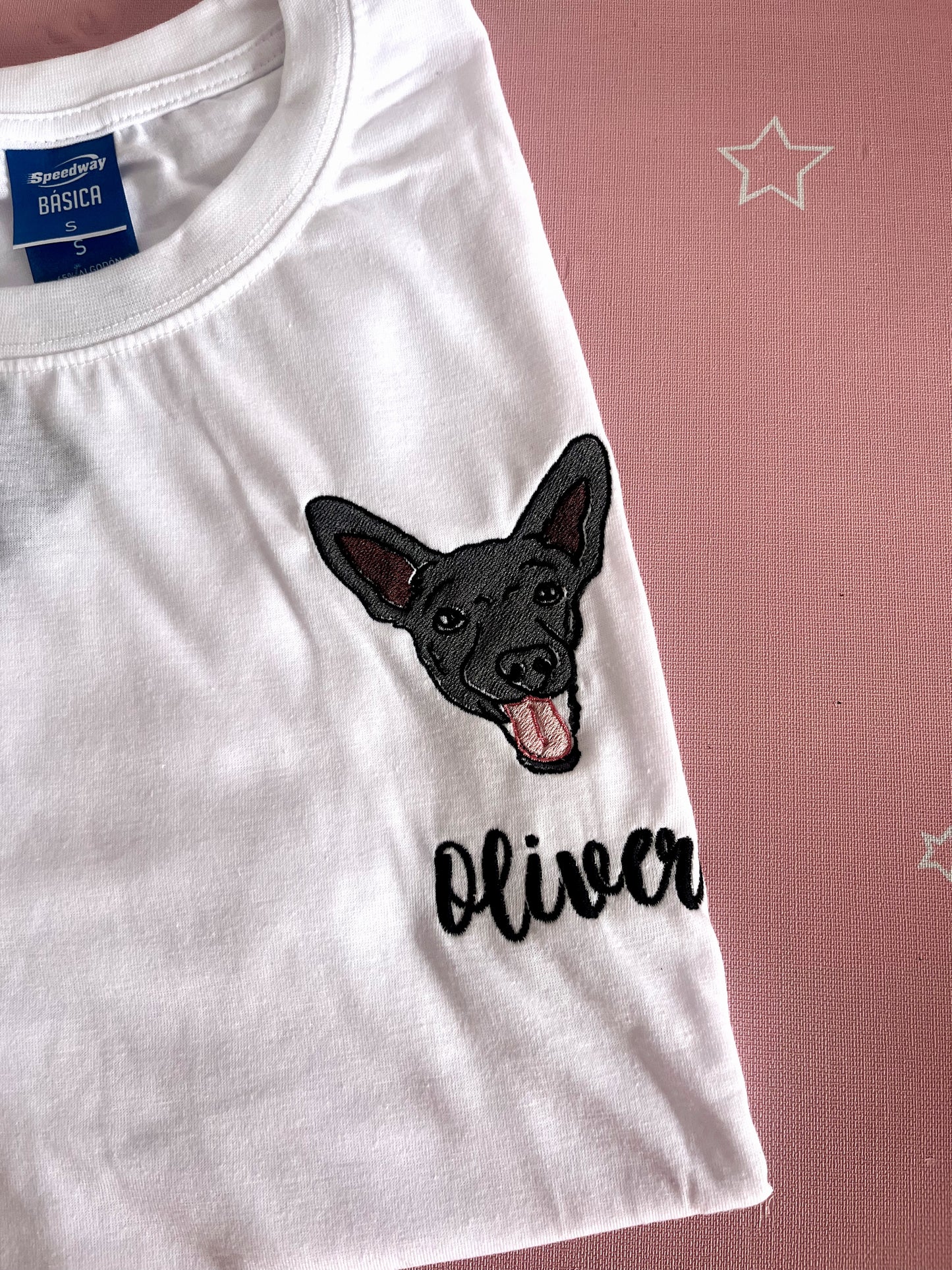 REMERA MASCOTA BORDADA A COLOR