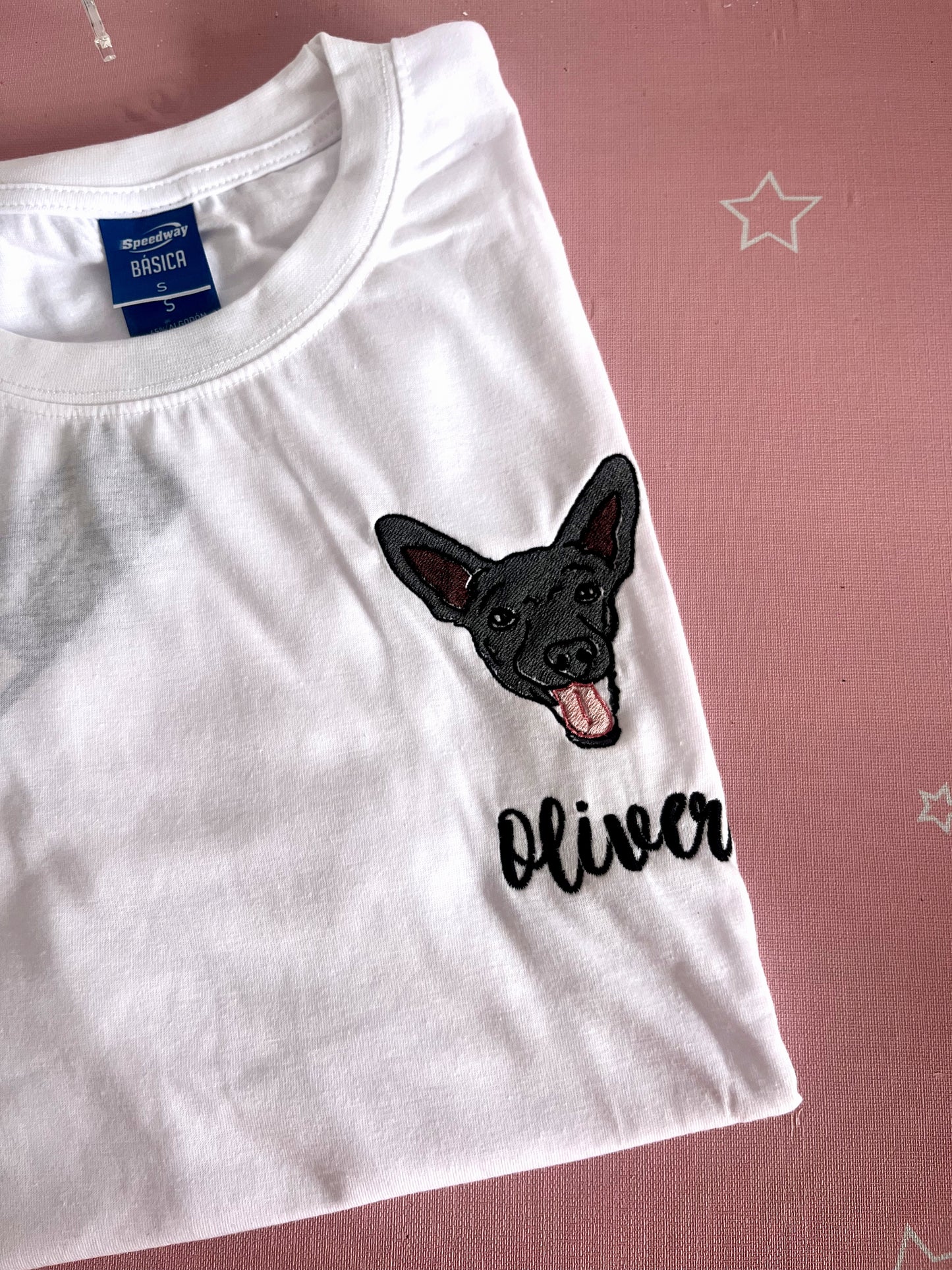 REMERA MASCOTA BORDADA A COLOR